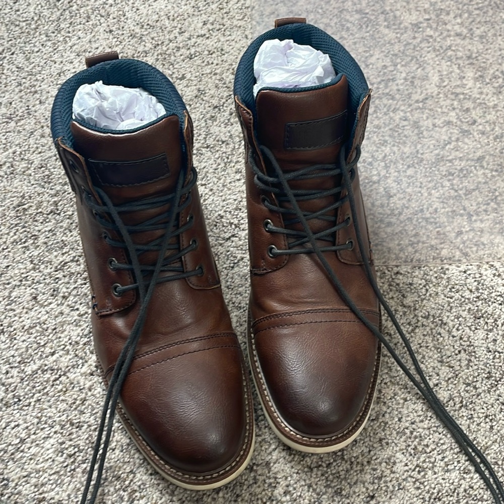 Men’s size 11 medium width Sonoma boots only wore a few times like new